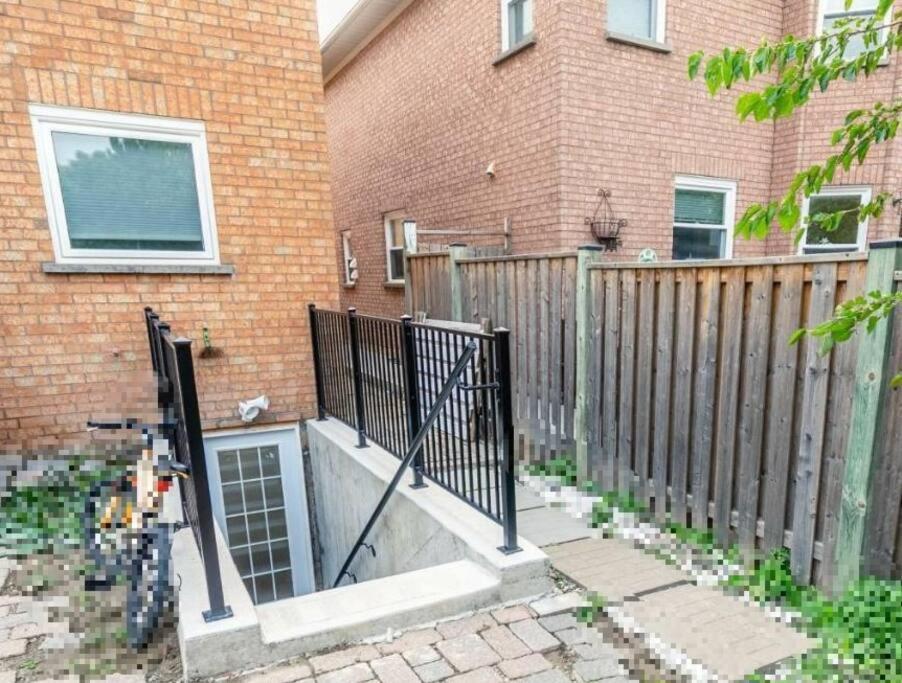 Spacious Basement Mississauga Ngoại thất bức ảnh