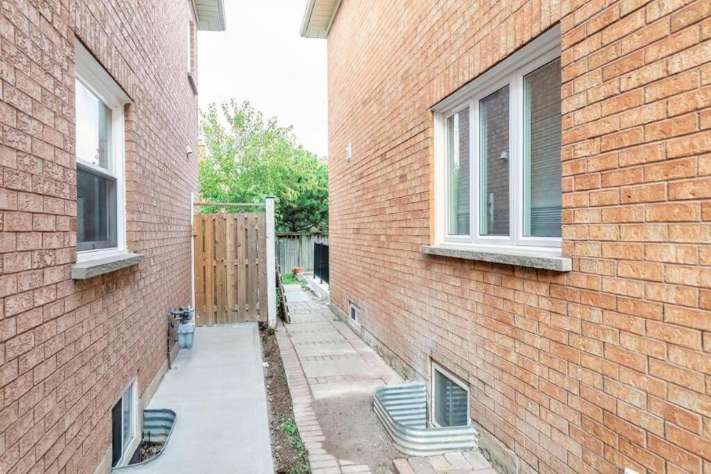 Spacious Basement Mississauga Ngoại thất bức ảnh