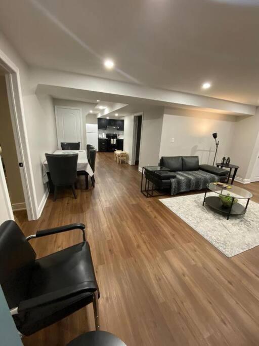 Spacious Basement Mississauga Ngoại thất bức ảnh